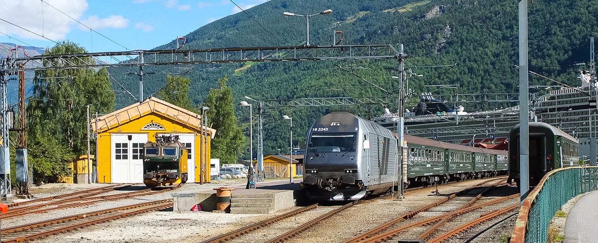 Flåmbahn-Zug vor Abfahrt