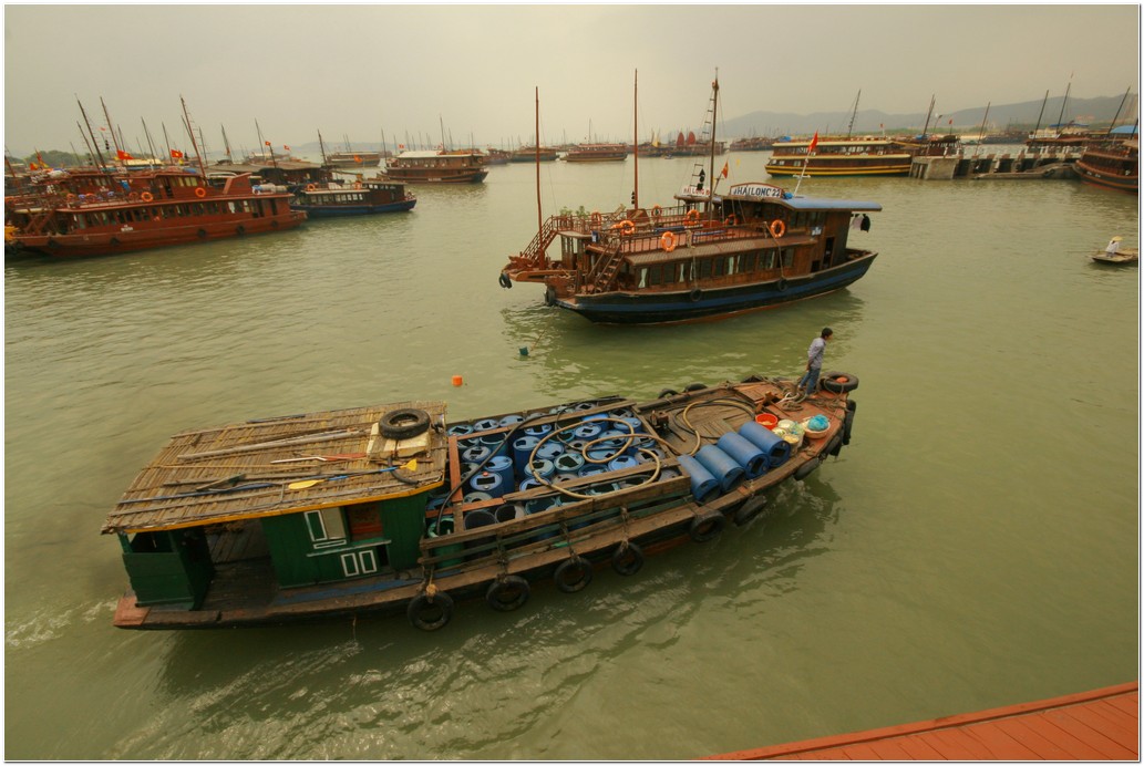 .:: Floating gas station in Halong Bay ::.