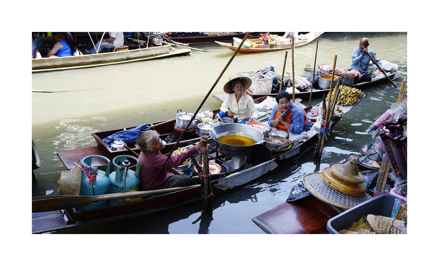 FLOATING MARKET