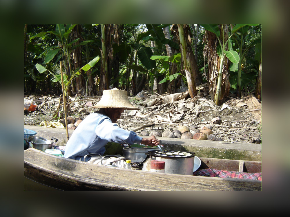 Floating Market, woman cooking @ 10am