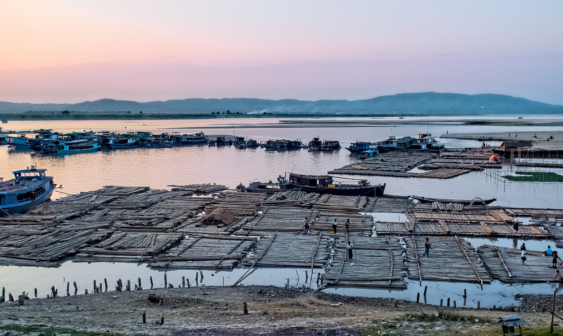 Flöße auf dem Irrawaddy