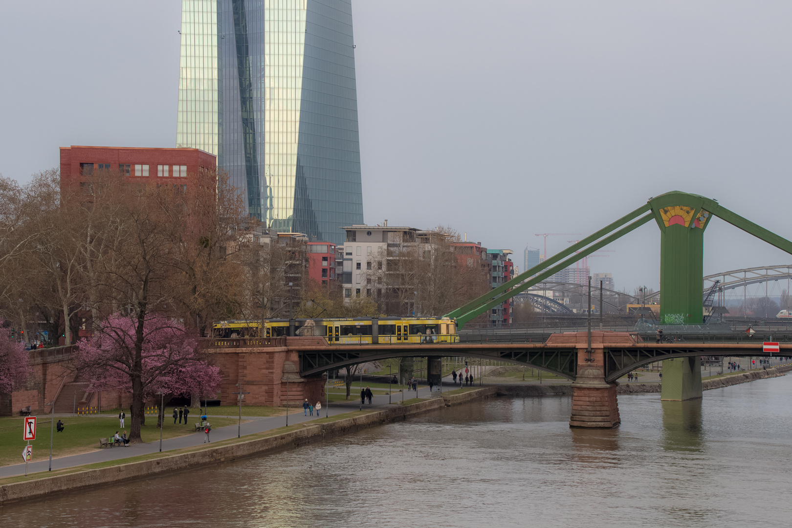 Flößerbrücke Frankfurt im Frühling