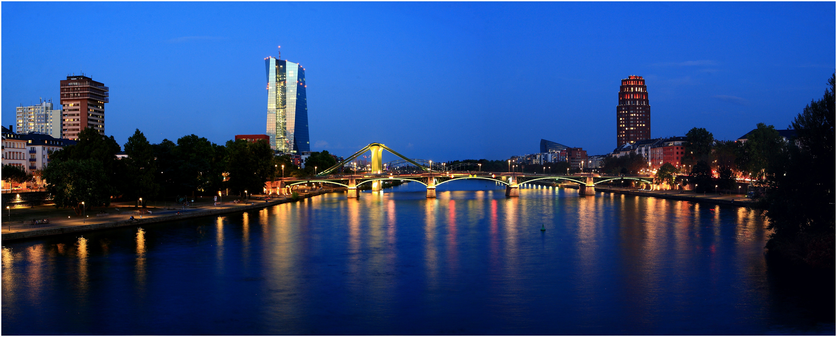 Flößerbrücke Frankfurt mit Europäischer Zentralbank.