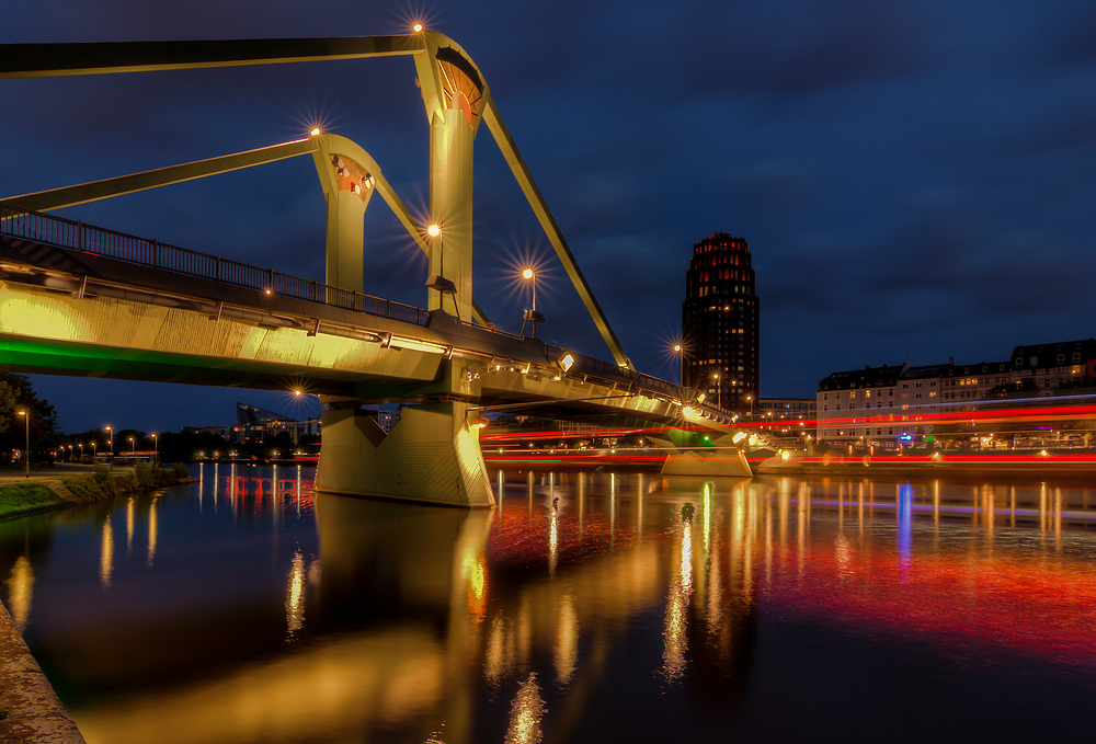 Flößerbrücke in Frankfurt bei Nacht