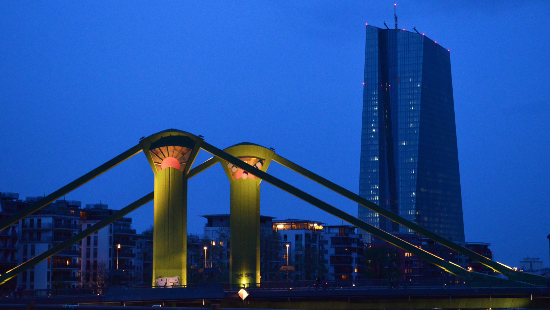 Flößerbrücke und neue EZB bei Nacht