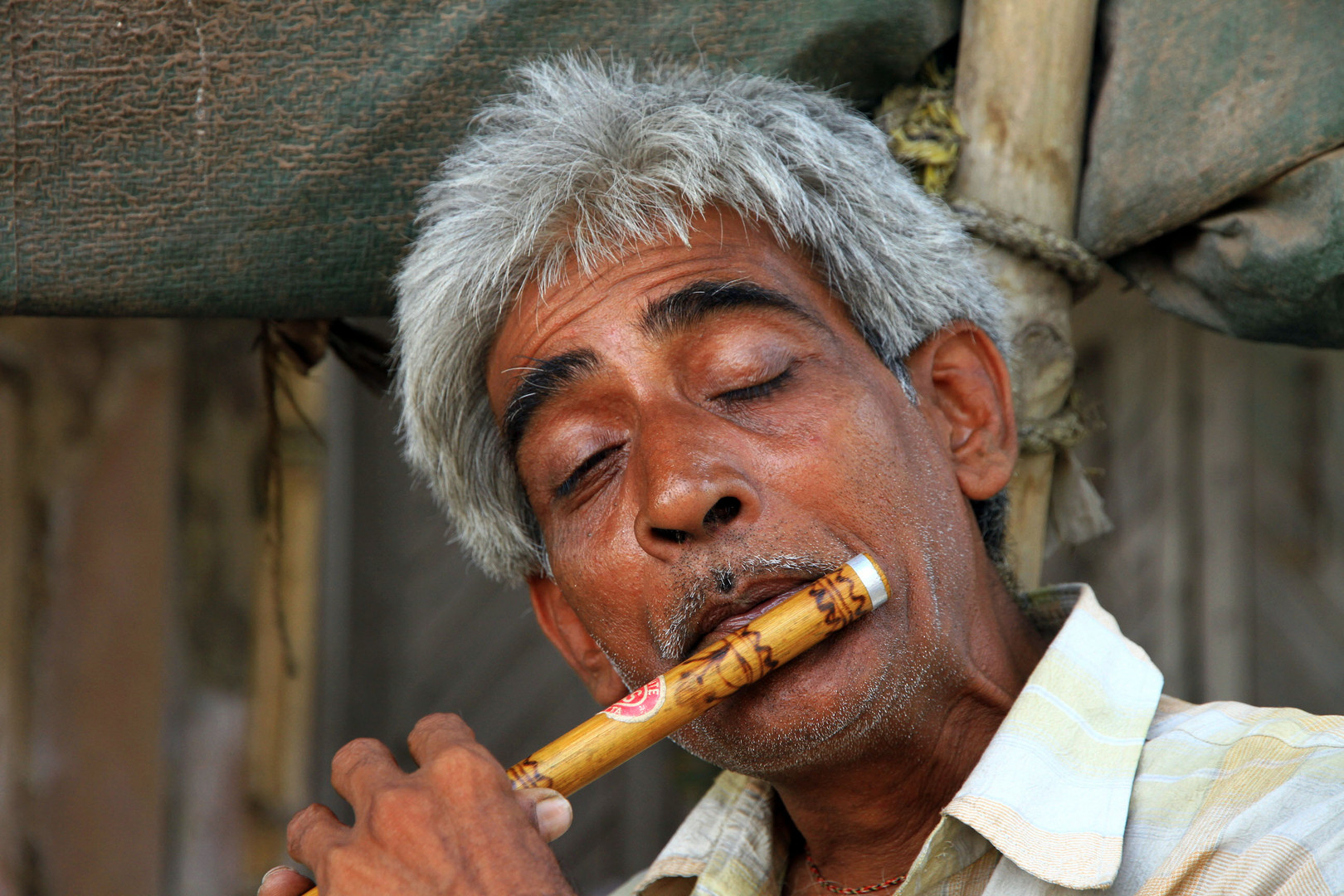 Flötenspieler, Kolkata, Indien