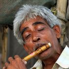 Flötenspieler, Kolkata, Indien