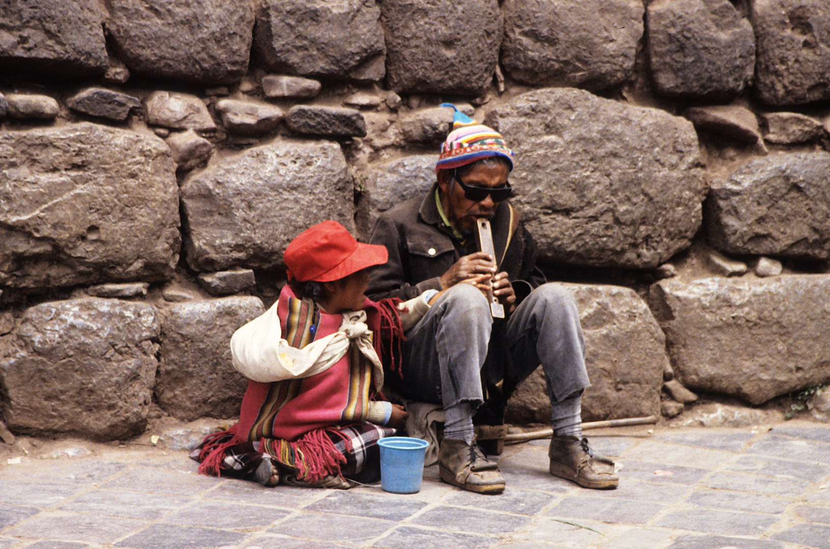 Flötenspieler mit Kind in Cusco (Peru)