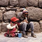 Flötenspieler mit Kind in Cusco (Peru)