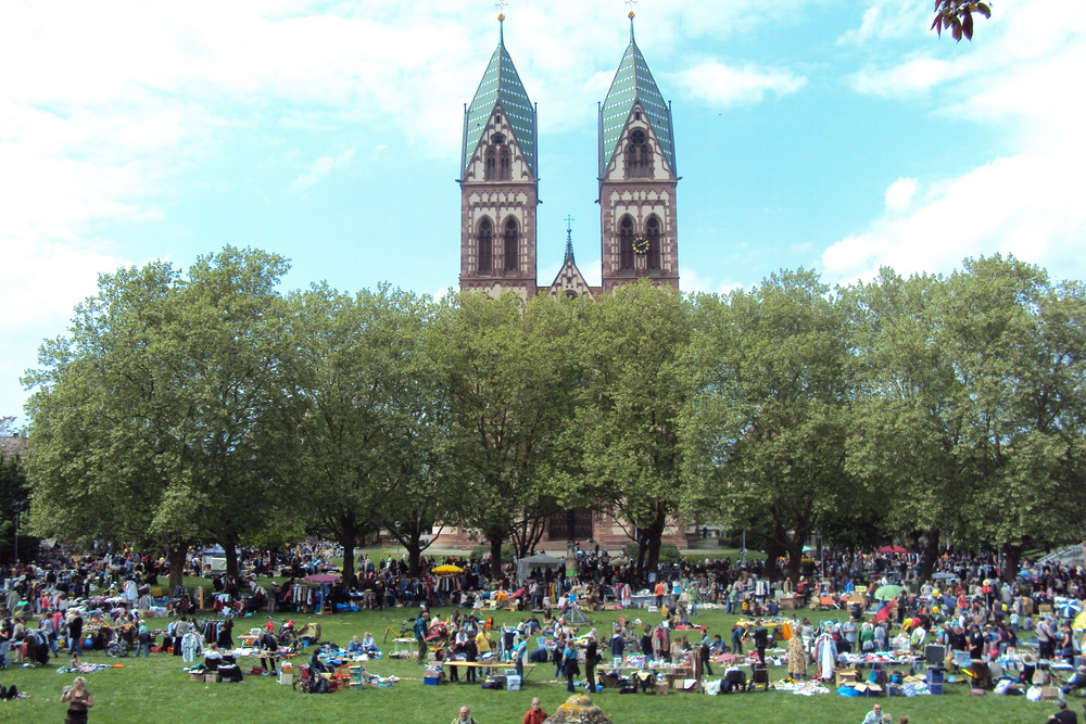 Flohmarkt auf den Stühlinger Kirchplatz in Freiburg i.Br.