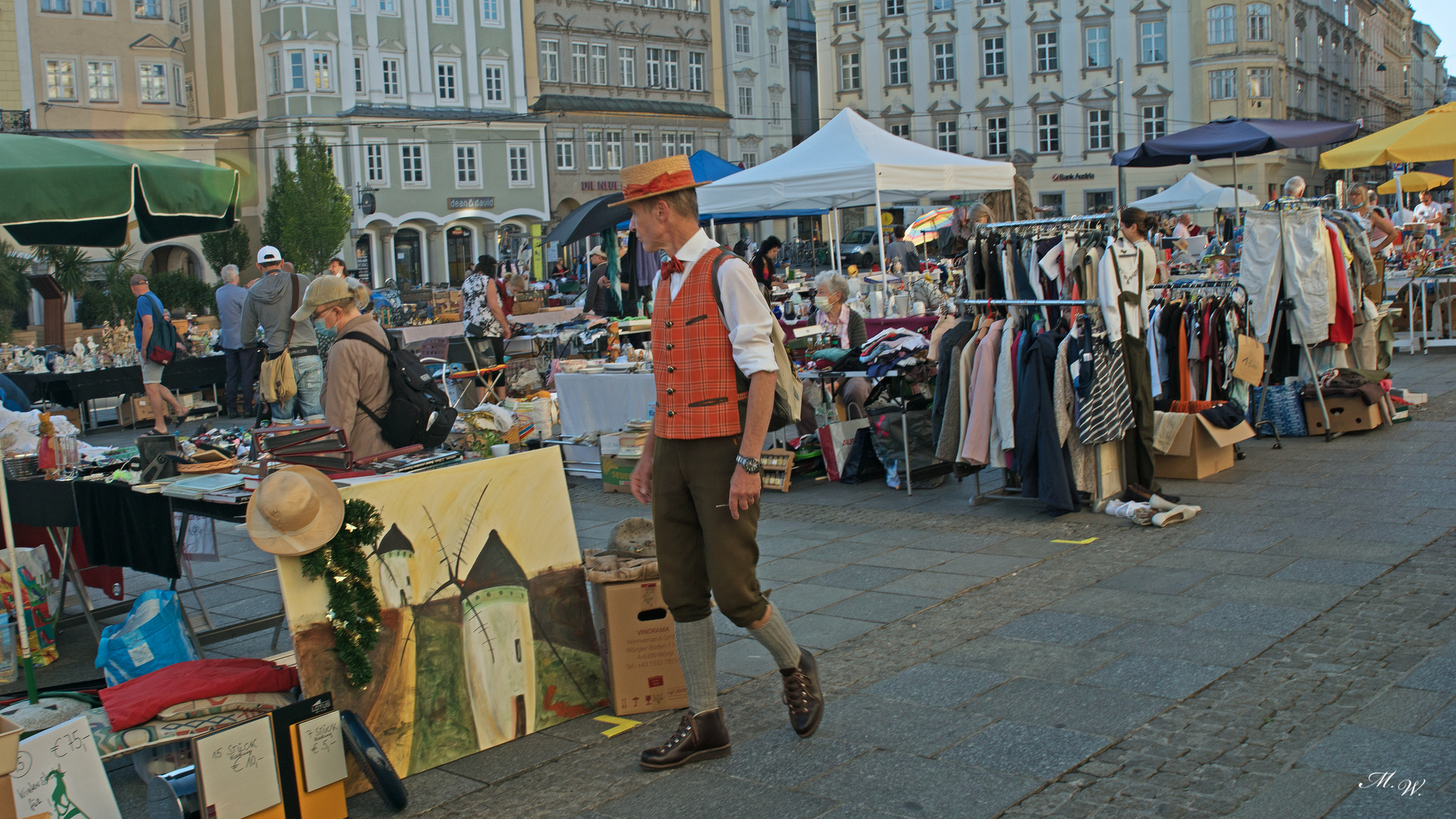 Flohmarkt Besucher in Tracht