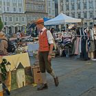 Flohmarkt Besucher in Tracht