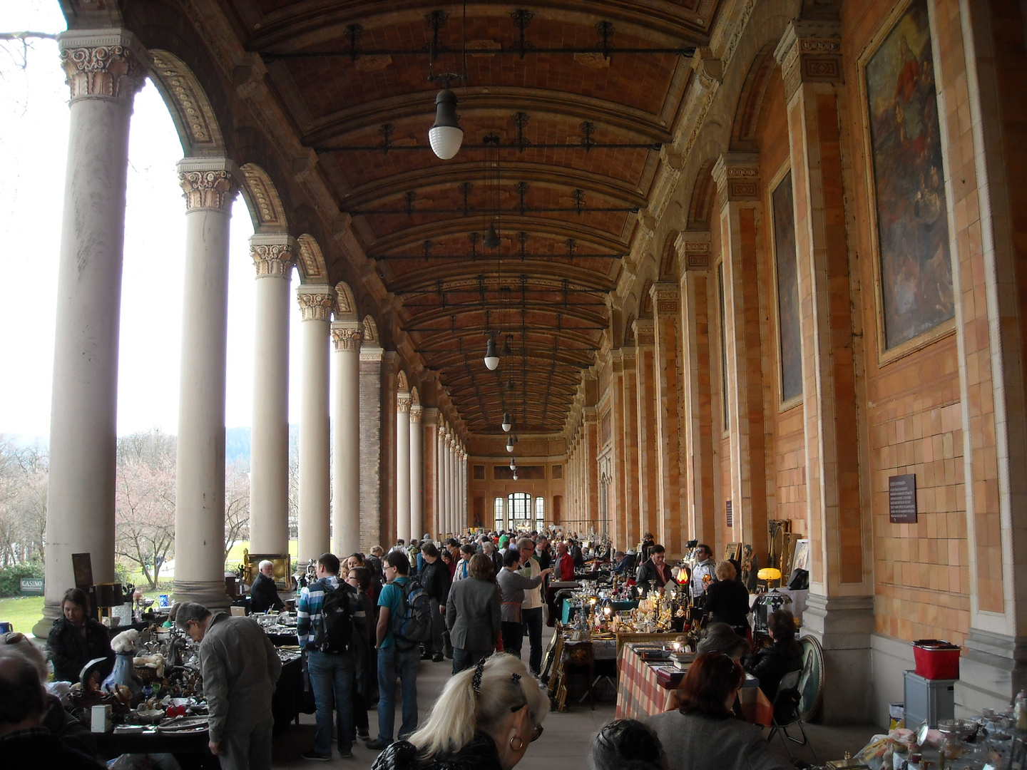 Flohmarkt in der Trinkhalle der Therme Baden-Baden