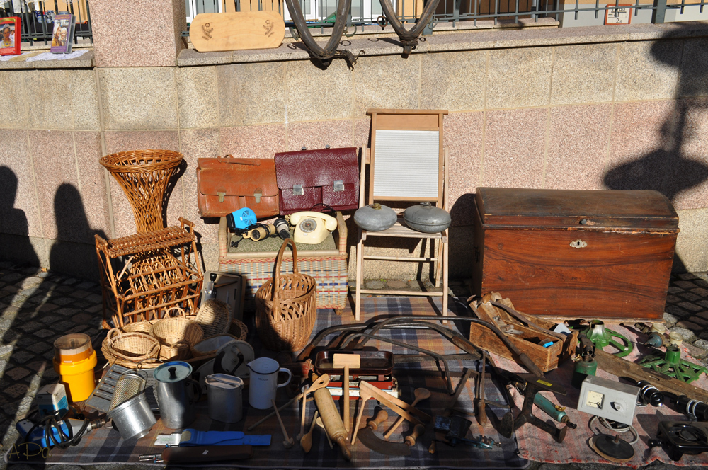 Flohmarktstand mit Schatten