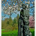 Flora wartet auf die Rosenblüte - im Rosengarten Zweibrücken