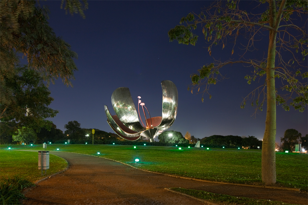 Floralis Genérica noche