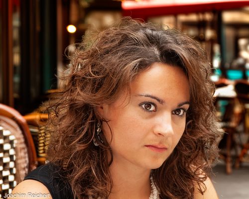 Florence im Straßencafé von Brüssel