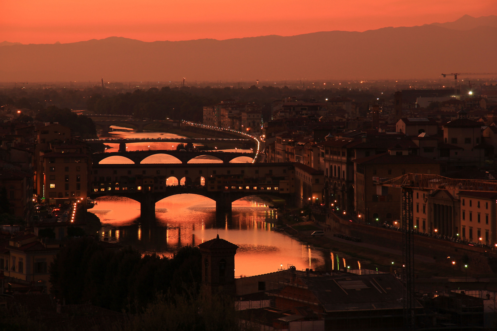 Florenz am Arno nach Sonnenuntergang