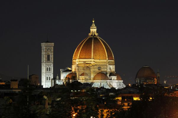 Florenz Blick auf den Dom über den Dächern bei Nacht