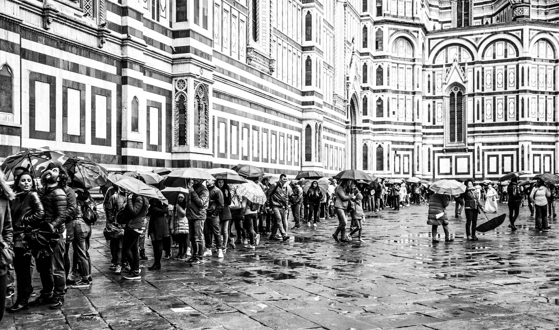 Florenz im Regen, Schlange vor dem Campanile