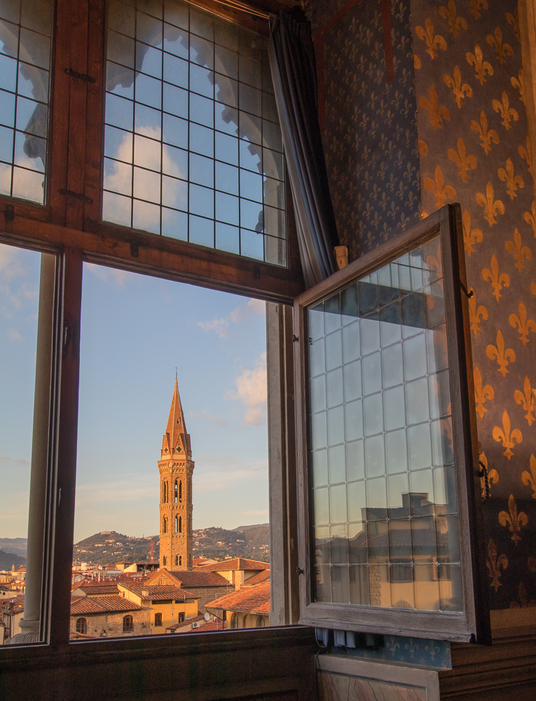 Florenz - Palazzo Vecchio Abendsonne mit Blick aus dem Fenster auf die Badia Fiorentina