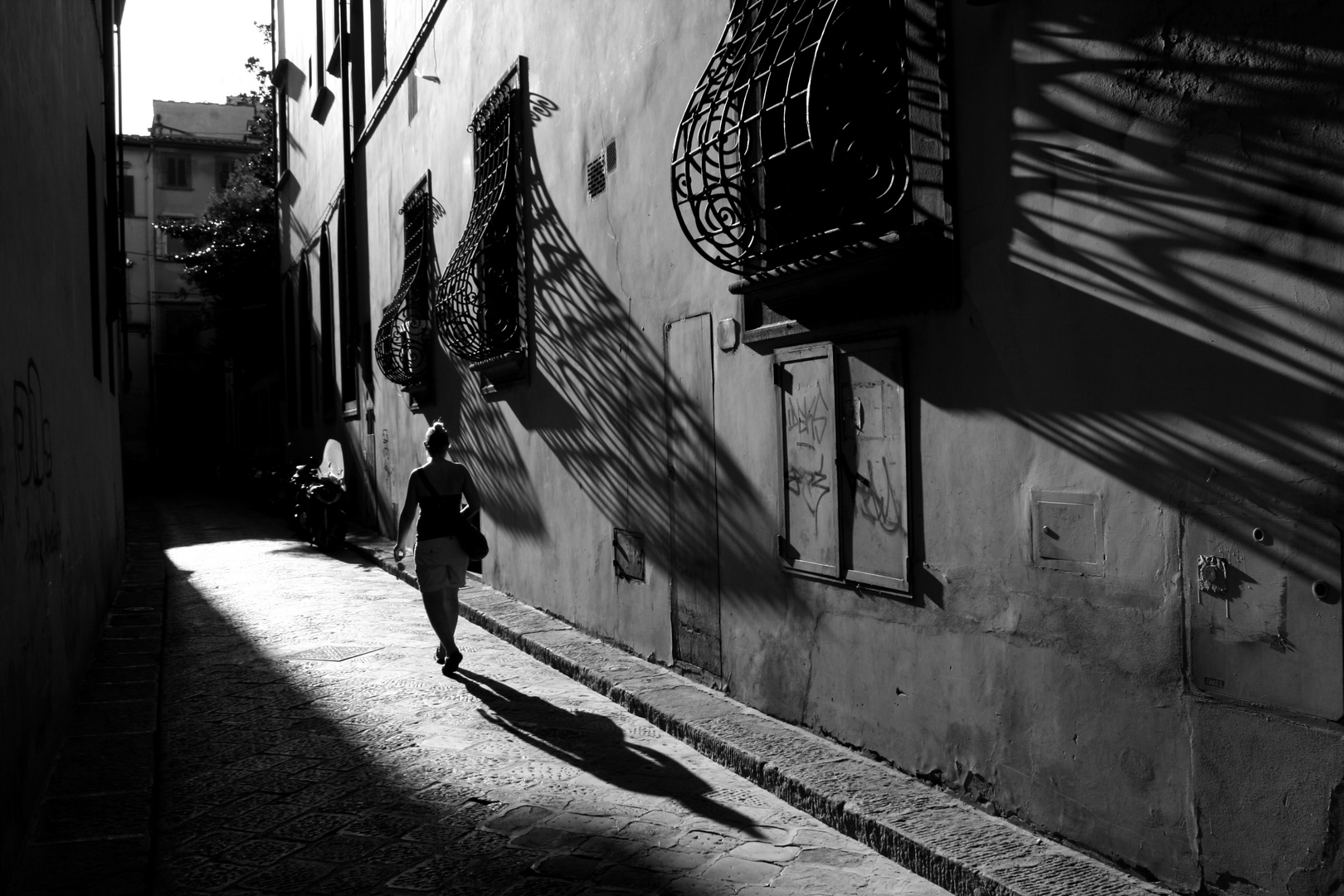 Florenz Seitengasse im Gegenlicht