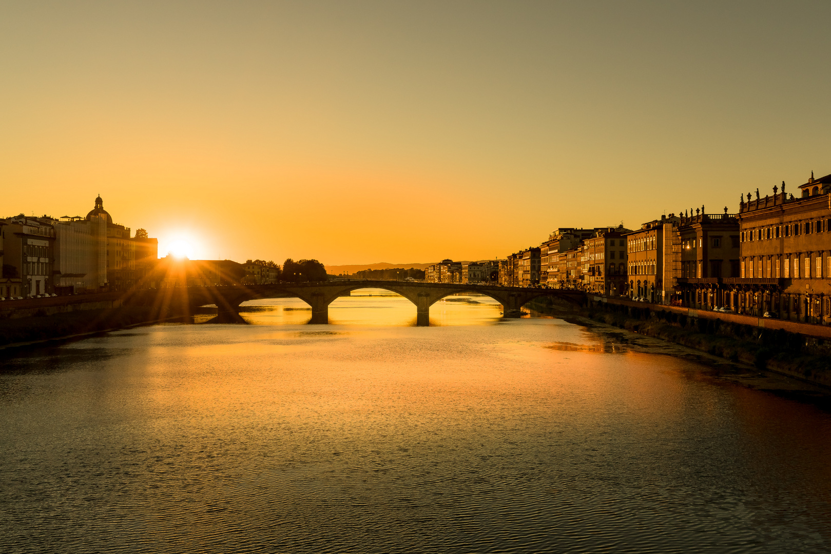 Florenz tiefstehende Sonne über dem Arno