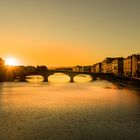 Florenz tiefstehende Sonne über dem Arno