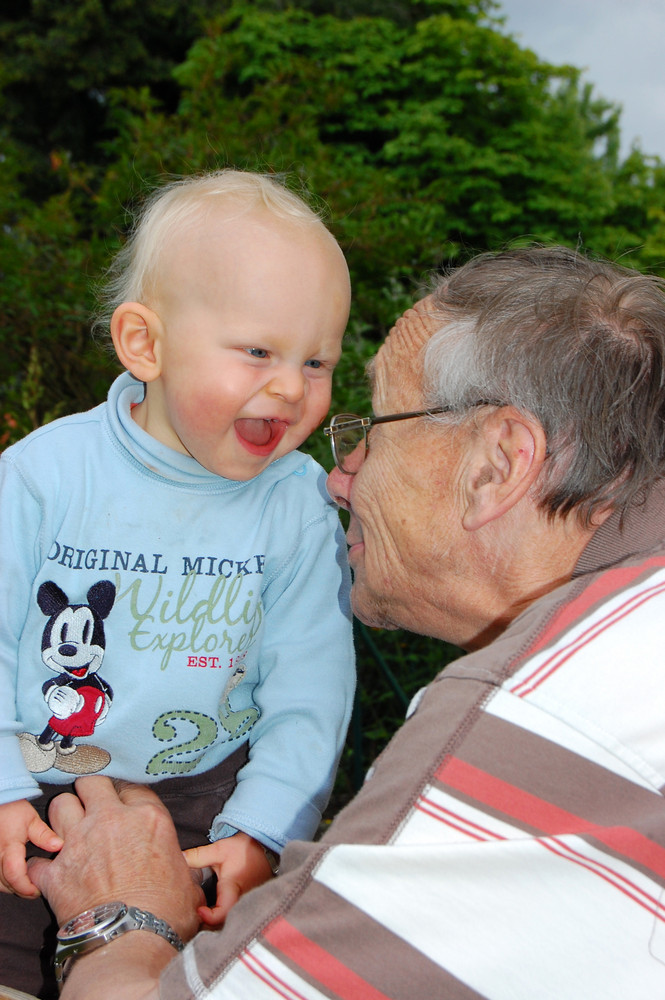 Florian mit Opa im Garten