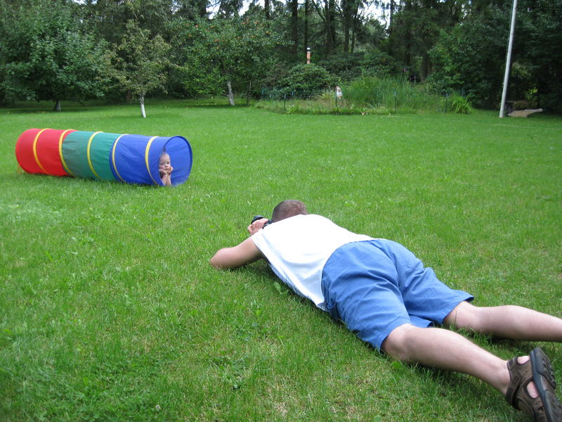 Florian und Papa im Garten