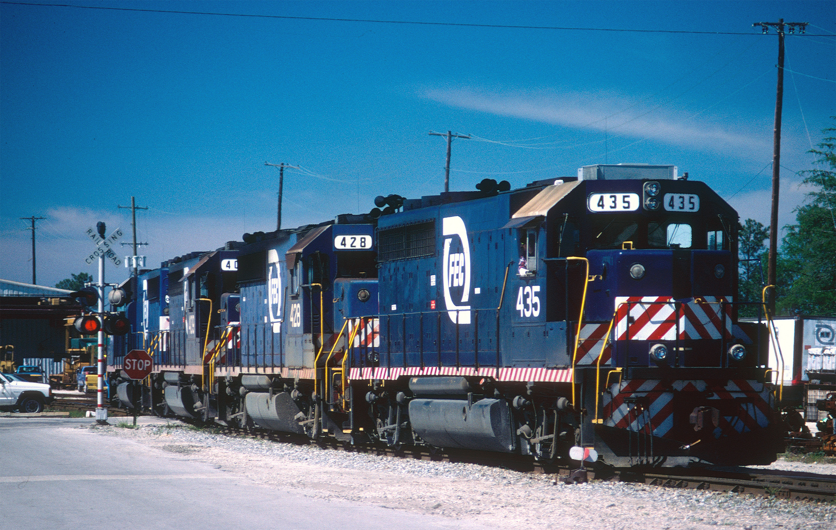 Florida East Coast FEC #435, FEC #428, FEC #409 fahren in der Yard von Jacksonville, Florida ein...