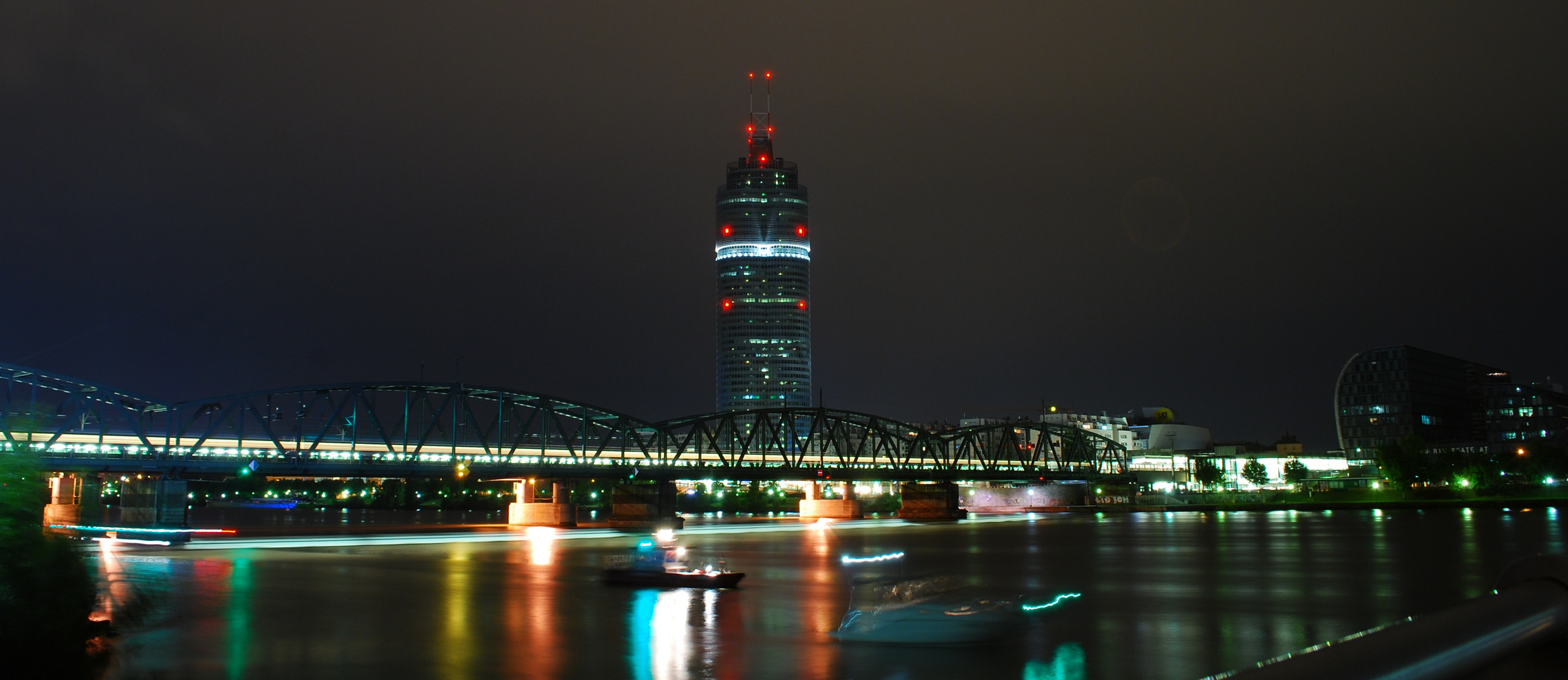 Floridsdorfer Brücke bei Nacht