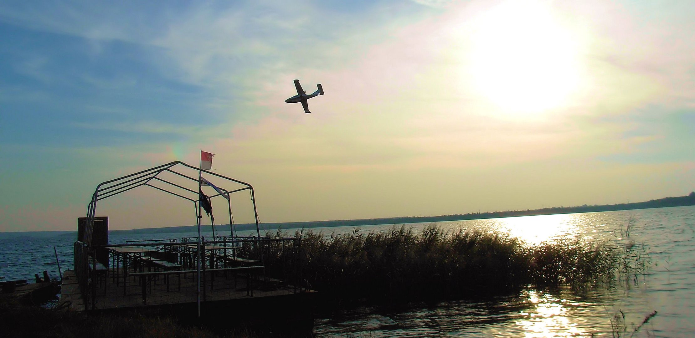 Floß und Wasserflugzeug auf Sedlitzer See