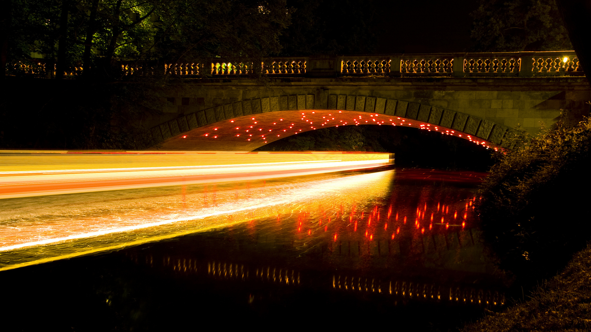 Floß unter der Theaterbrücke in Braunschweig bei Nacht