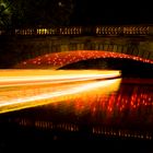 Floß unter der Theaterbrücke in Braunschweig bei Nacht