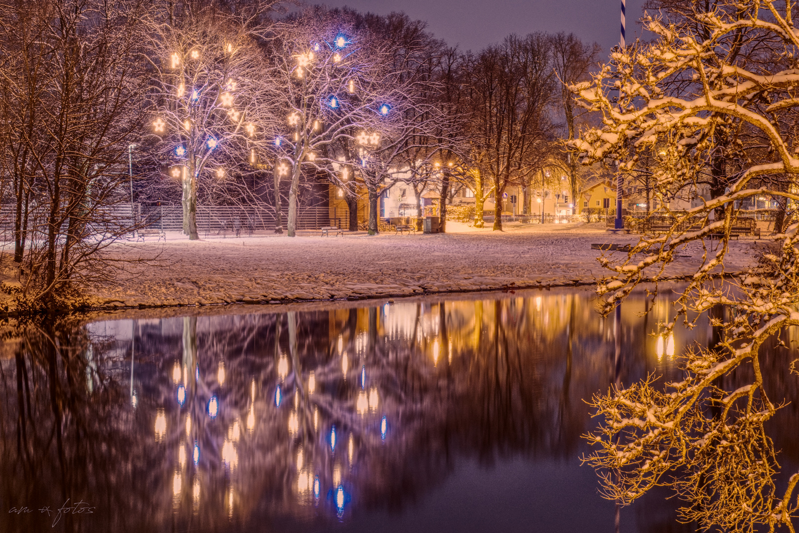 Floßlände bei Nacht