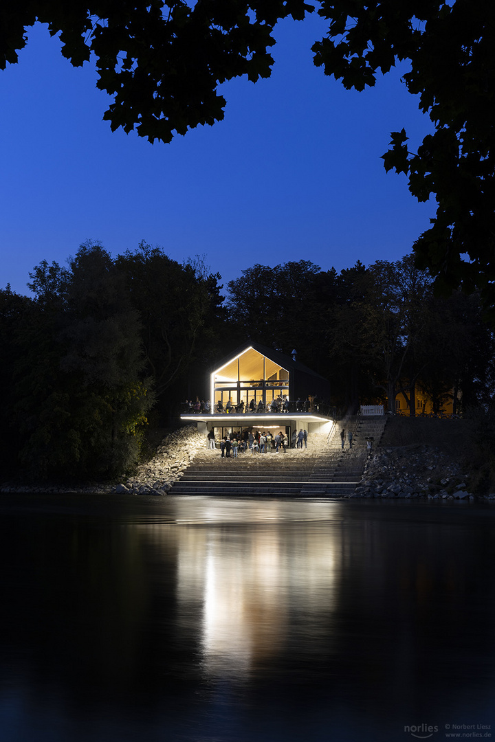 Floßlände zur Blauen Stunde