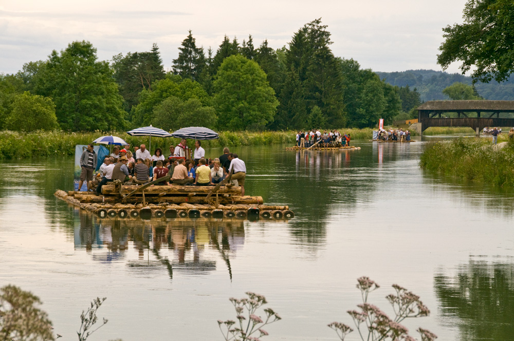 Floßprozession auf dem Isarkanal bei der Aumühle