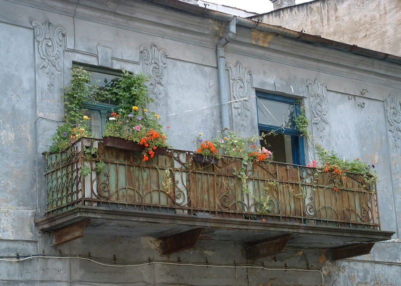 Flower "power" (or how can flowers make an old balcony nicer)