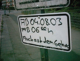 fluch auf dem gehweg...