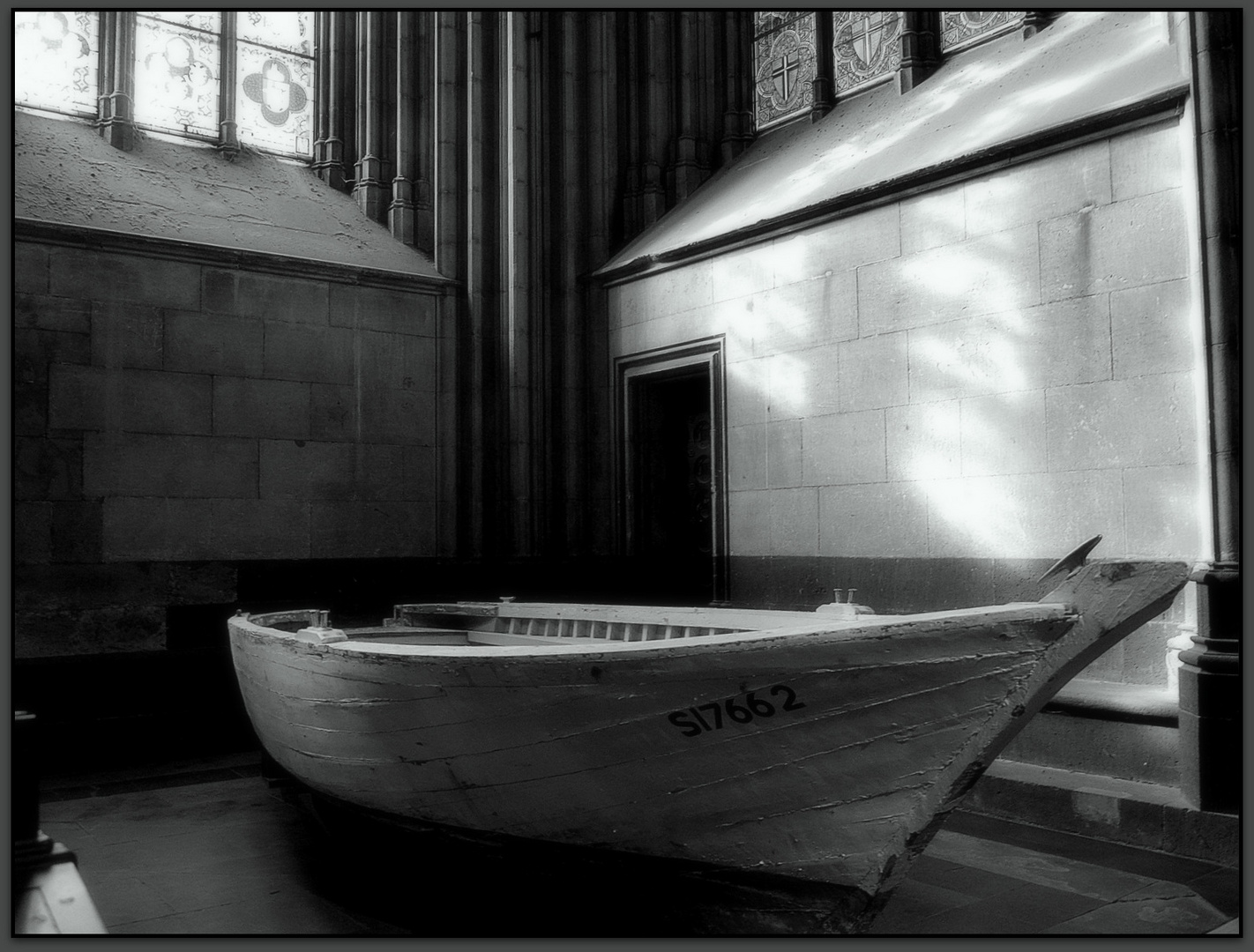 Flüchtlingsboot im Kölner Dom....Refugee's boat in the Cologne Cathedral