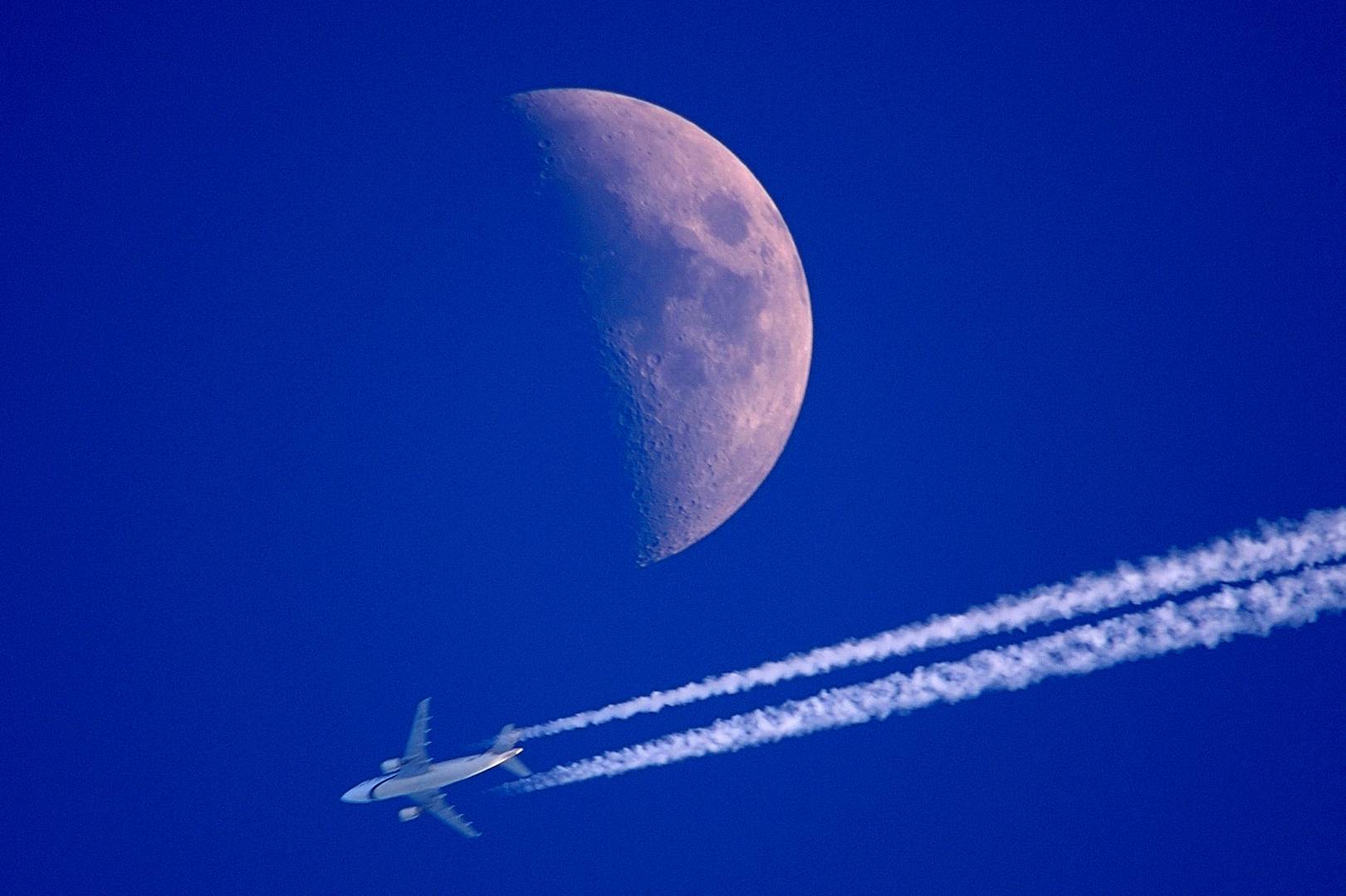 Flug am Mond vorbei