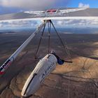 Flug an der Famara-Bergkette (Lanzarote)