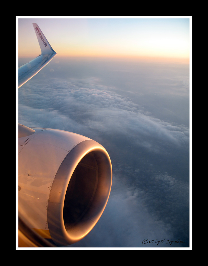 Flug bei Sonnenuntergang