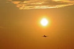 Flug in den Sonnenuntergang