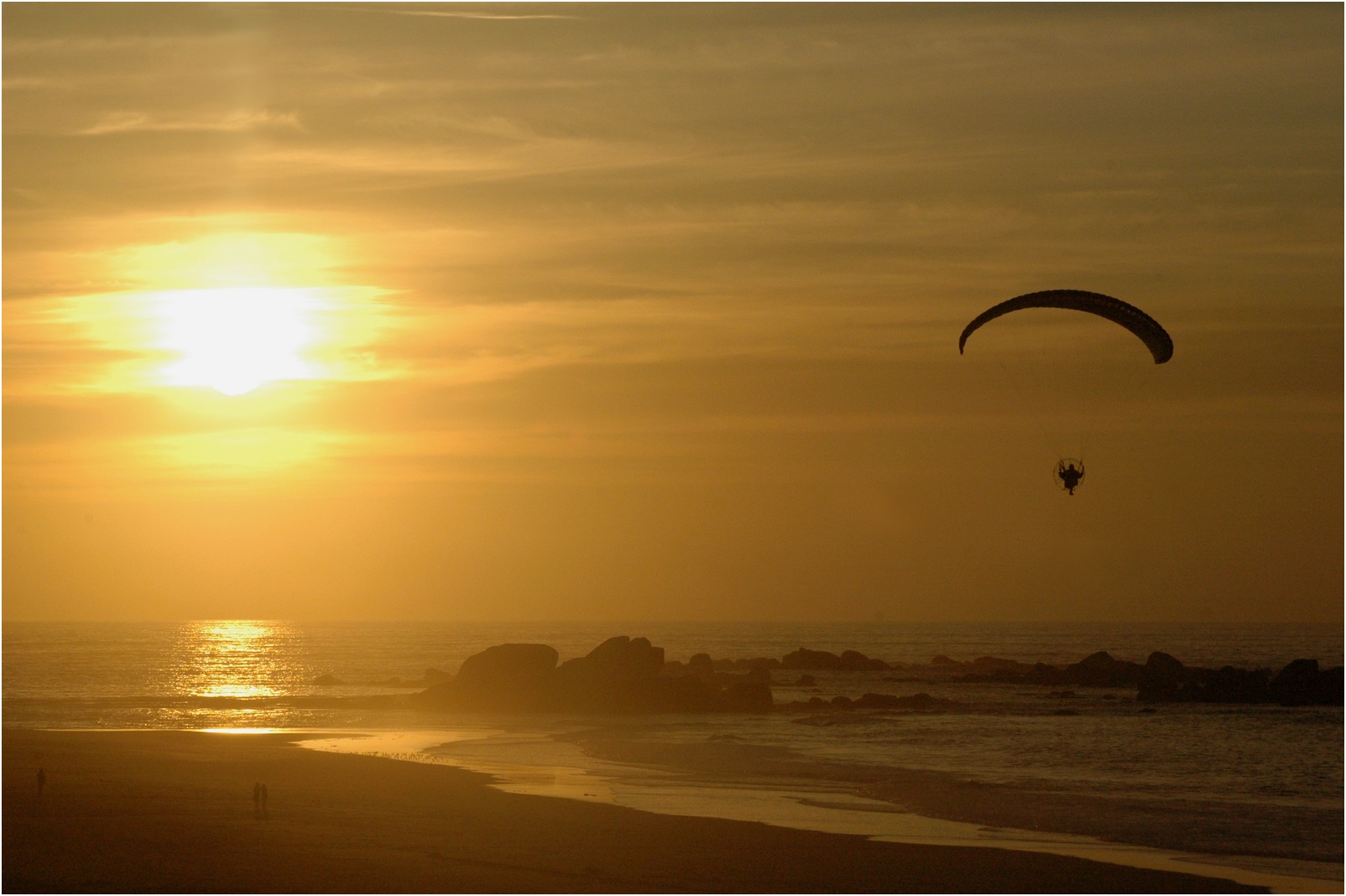 Flug in den Sonnenuntergang