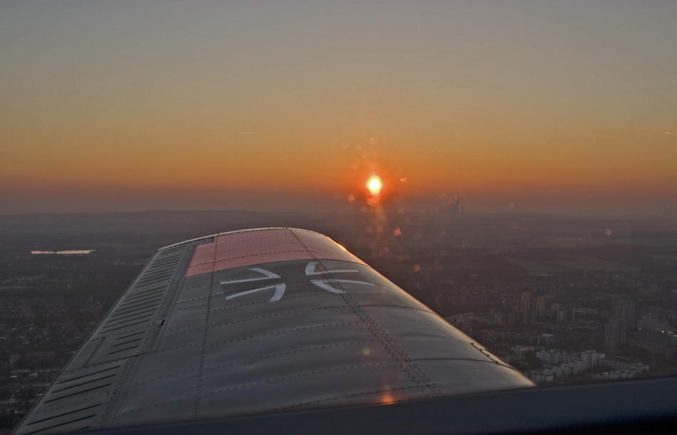 Flug in den Sonnenuntergang