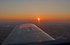 Flug in den Sonnenuntergang