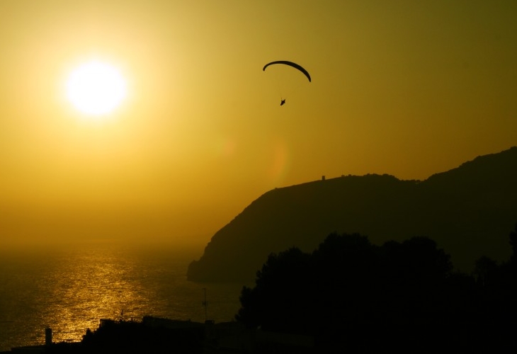 Flug in den Sonnenuntergang