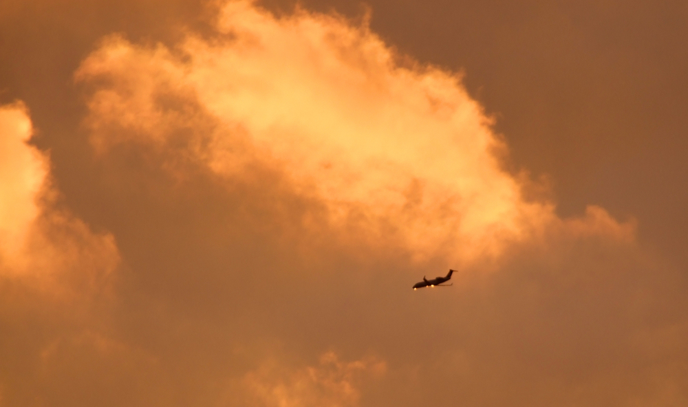 Flug in den Sonnenuntergang